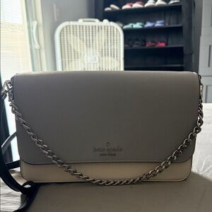 Kate Spade Elegant Gray Bag with Chain Detail